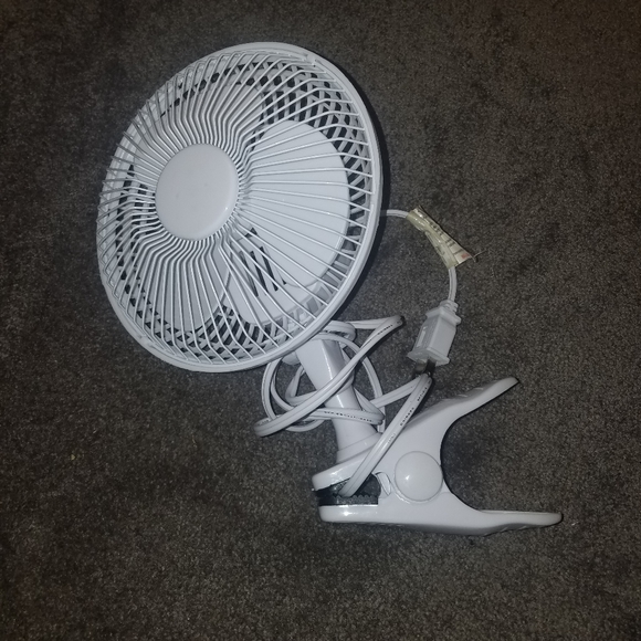 2 Speed Intertek 6in Clip On Fan. - Picture 2 of 3